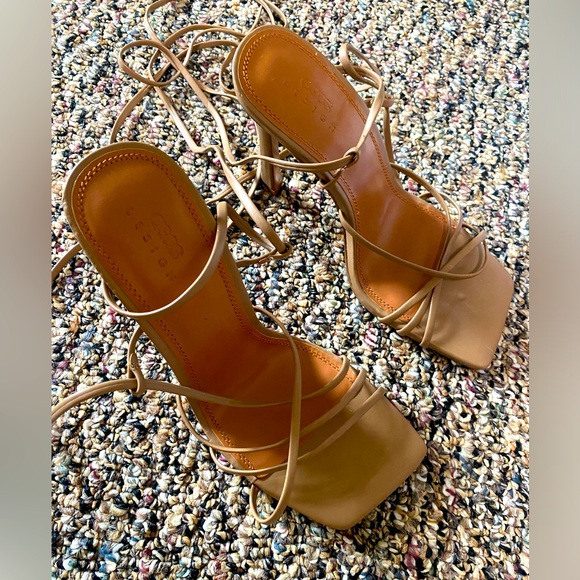 Square toe heels - Picture 1 of 5